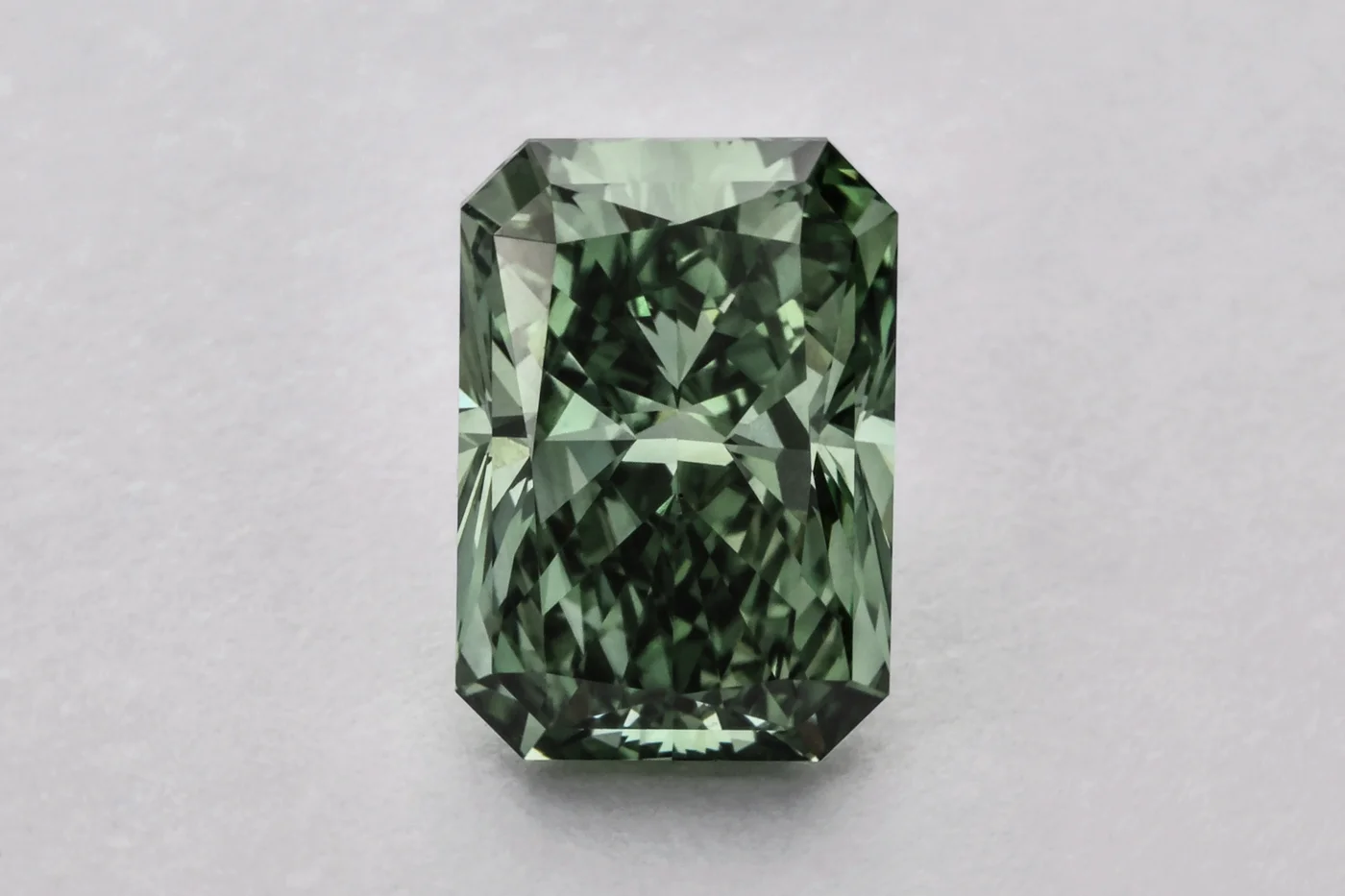LGD Cut Cornered Rectangular Modified Brilliant 1,71 ct LGD Cut Cornered Rectangular Modified Brilliant 1,71 ct