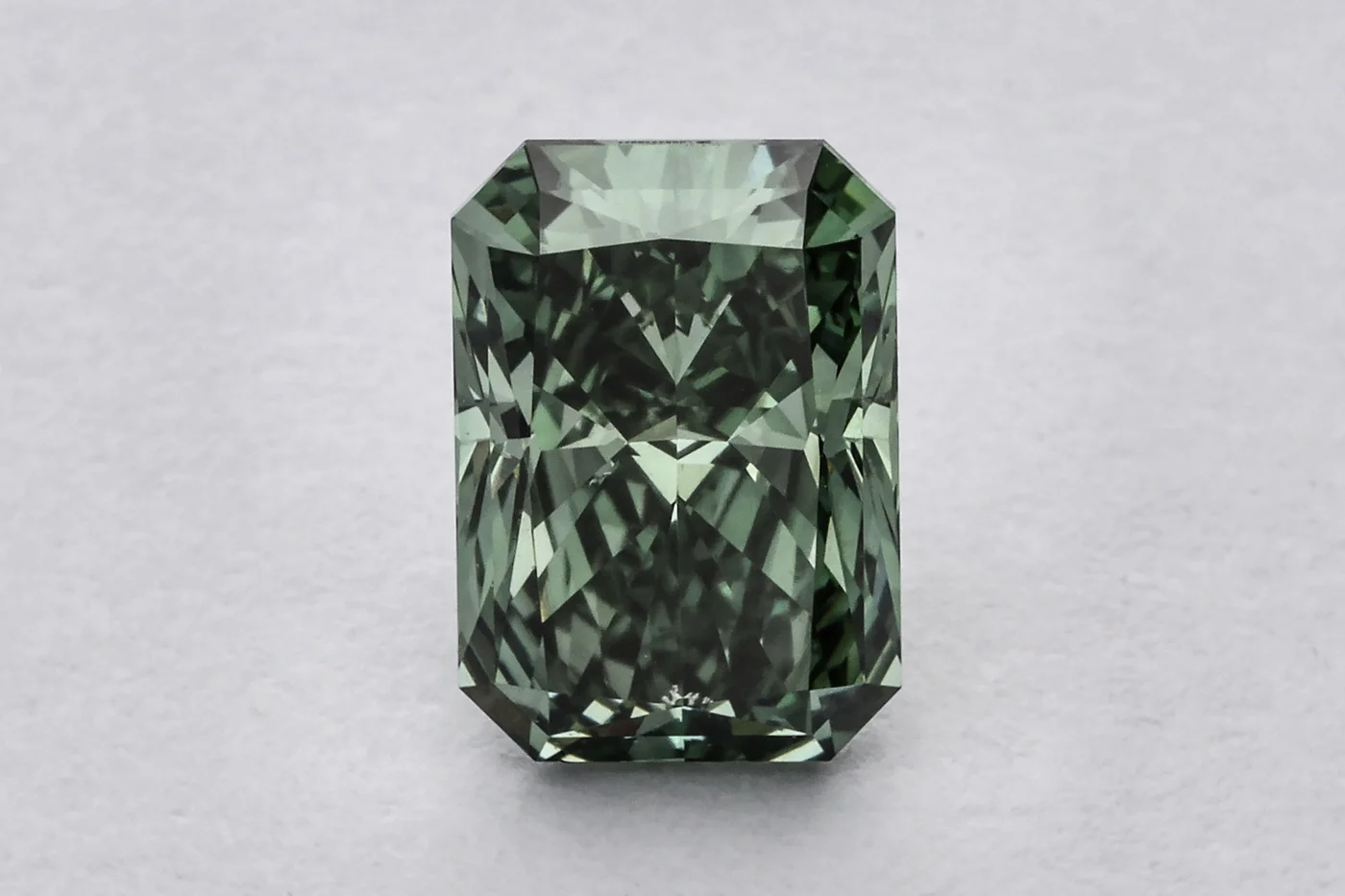 LGD Cut Cornered Rectangular Modified Brilliant 0,95 ct LGD Cut Cornered Rectangular Modified Brilliant 0,95 ct